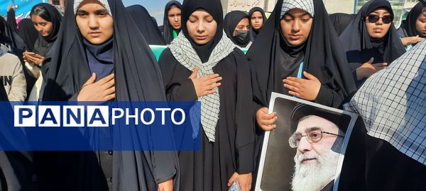 حضور دانش آموزان دبیرستان مهشید مصلی نژاد در راهپیمایی روز دانش آموز 