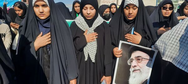 حضور دانش آموزان دبیرستان مهشید مصلی نژاد در راهپیمایی روز دانش آموز 