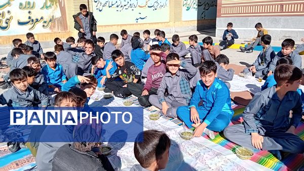 طبخ آش نذری به‌مناسبت شهادت حضرت فاطمه(س) در آموزشگاه مولوی کمیجان