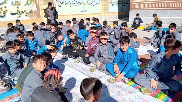 طبخ آش نذری به‌مناسبت شهادت حضرت فاطمه(س) در آموزشگاه مولوی کمیجان