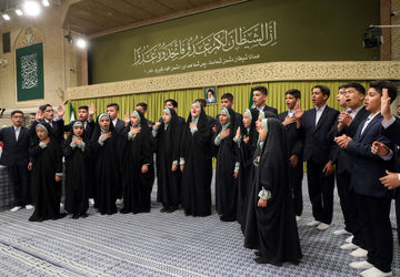 هم‌خوانی سرود دانش‌آموزان در حضور مقام معظم رهبری