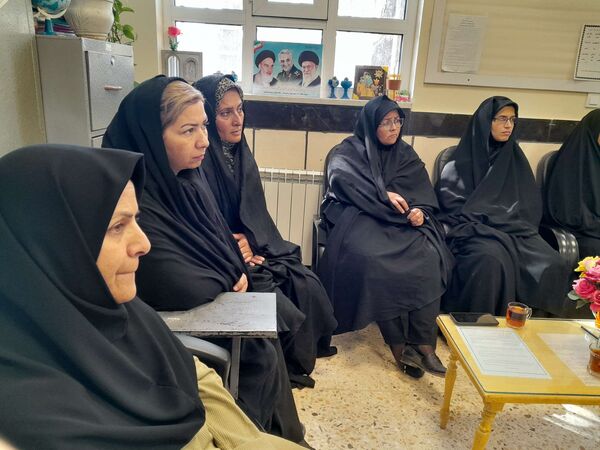جلسه انجمن اولیا و مربیان در دبیرستان مادرمهربان خلیل آباد