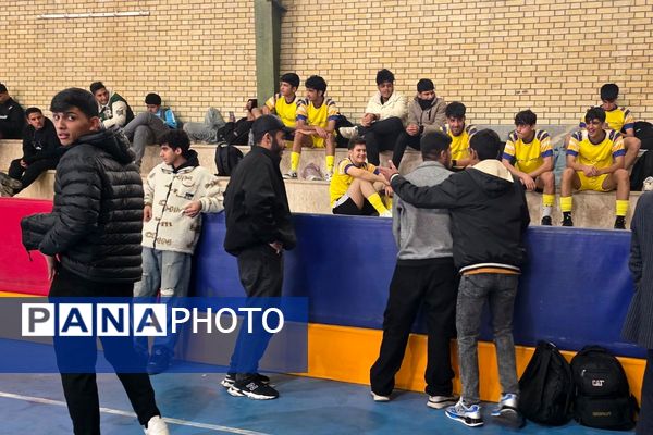 رقابت دانش‌آموزان رباط‌کریم در مسابقات بین مدرسه‌ای فوتسال