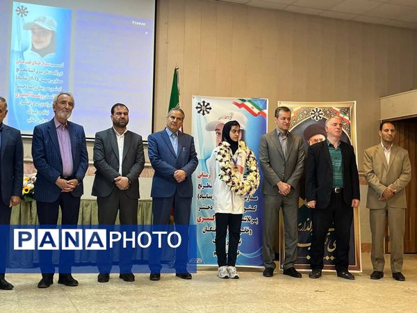 مراسم تجلیل از روشا اکبری برنده مدال طلای شطرنج مدارس جهان در شهرستان نیشابور 