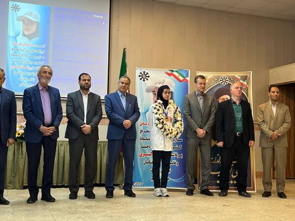 مراسم تجلیل از روشا اکبری برنده مدال طلای شطرنج مدارس جهان در شهرستان نیشابور 