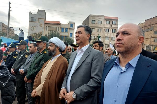 حضور پرشکوه دانش‌آموزان کهریزک و باقرشهر در راهپیمایی ۱۳ آبان