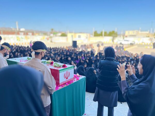 تشییع پیکر شهید گمنام بر دستان دانش‌آموزان هنرستان ابرار منوجان در ایام فاطمیه