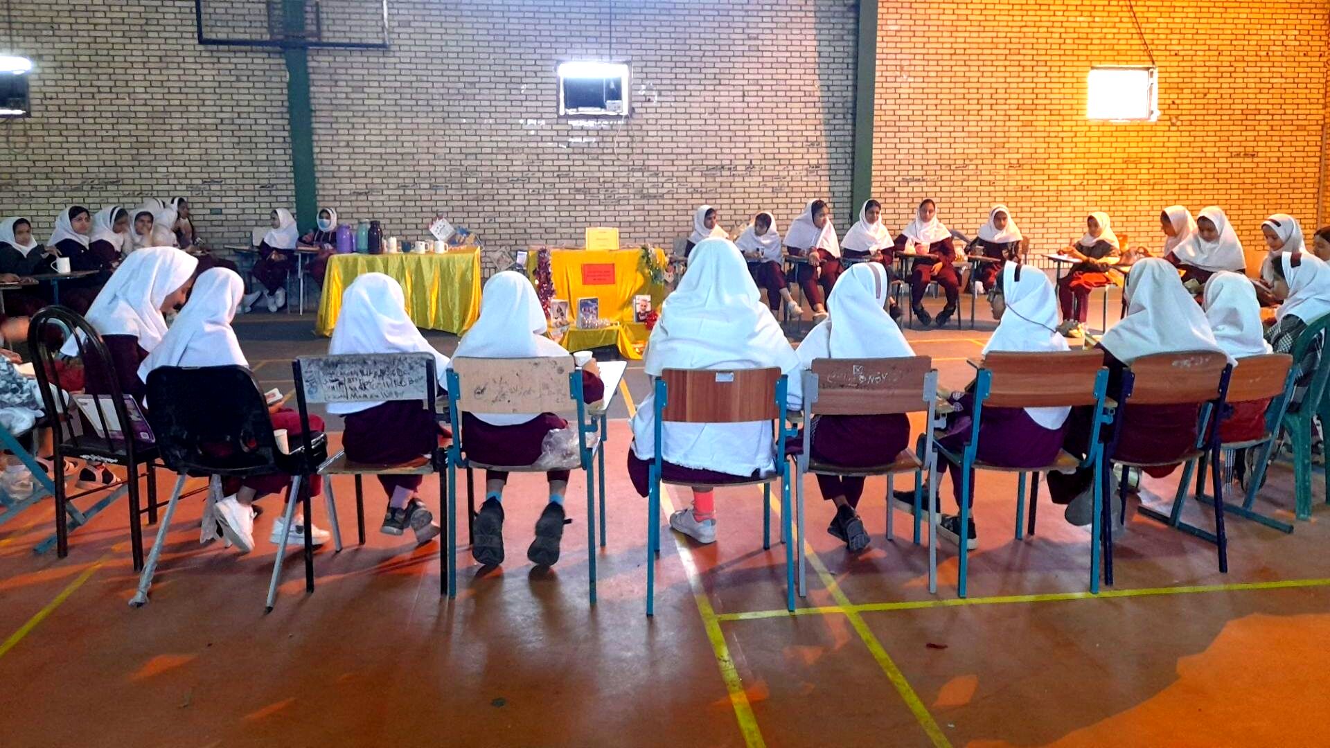 عطر نسکافه در کنار ورق‌های کتاب؛ در کافه کتاب دبستان استقلال