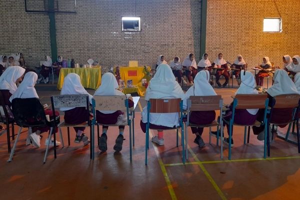 عطر نسکافه در کنار ورق‌های کتاب؛ در کافه کتاب دبستان استقلال