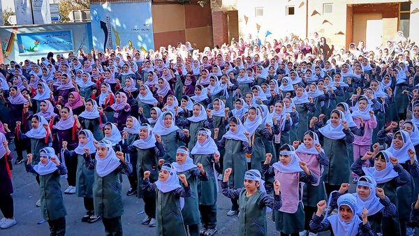 شور میهنی در صف دانش‌آموزان نظرآباد