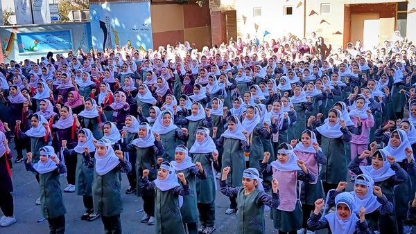 شور میهنی در صف دانش‌آموزان نظرآباد