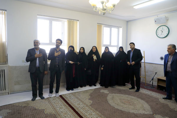 اهدای هدایای مقام معظم رهبری به دانش‌آموزان بیرجندی 