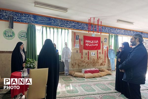 بازدید رئیس اتحادیه انجمن‌های اسلامی دانش‌آموزی استان تهران از نمایشگاه‌های «مدرسه انقلاب» در فیروزکوه