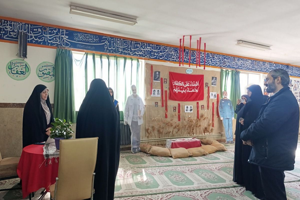 بازدید رئیس اتحادیه انجمن‌های اسلامی دانش‌آموزی استان تهران از نمایشگاه‌های «مدرسه انقلاب» در فیروزکوه