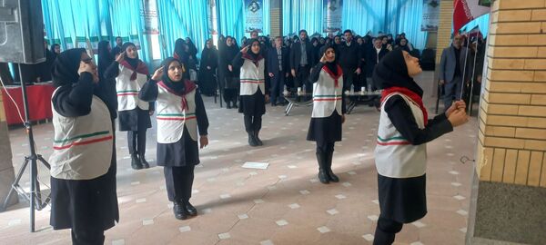 مراسم دهه فجر در مدرسه حضرت زینب اسدآباد 