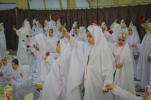 جشن تکلیف ۶۰۰دانش‌آموز دختر گتوندی