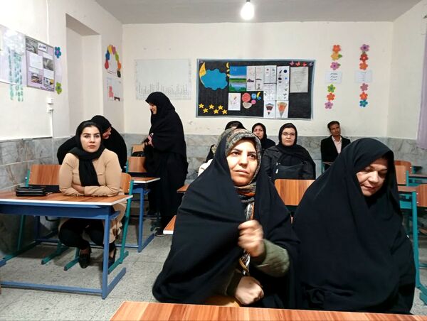 دومین جلسه انجمن اولیا در دبستان سمیه کاشمر