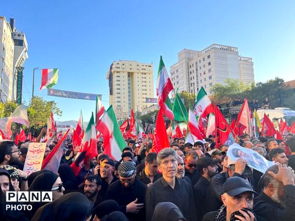 حضور گسترده مردم در مراسم تشییع و تدفین رهبر شهید و خانواده گرامیشان