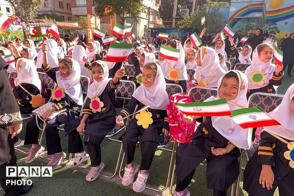 نواخته شدن زنگ شکوفه ها در دبستان طواف و معماریان ناحیه دو شهرری 