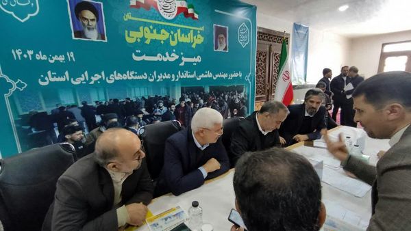 میز خدمت مسئولان در مصلی المهدی بیرجند 