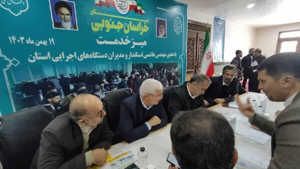 میز خدمت مسئولان در مصلی المهدی بیرجند 