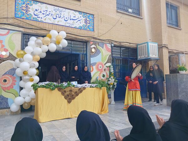 جشن سپاس معلم در هنرستان فنی حرفه‌ای بدیع ناحیه یک