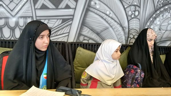 نشست فرماندار محمودآباد با اعضای شورای دانش‌آموزی 