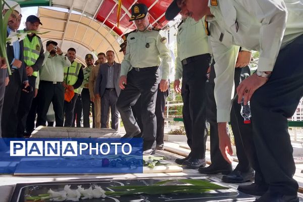 آیین گلباران قبور شهدا در آخرین روز هفته انتظامی