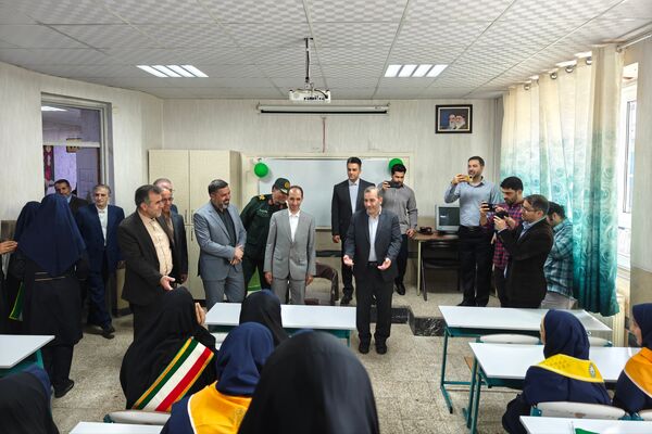نواختن زنگ مهر و ایثار در دبیرستان عصمتیه کرمانشاه 