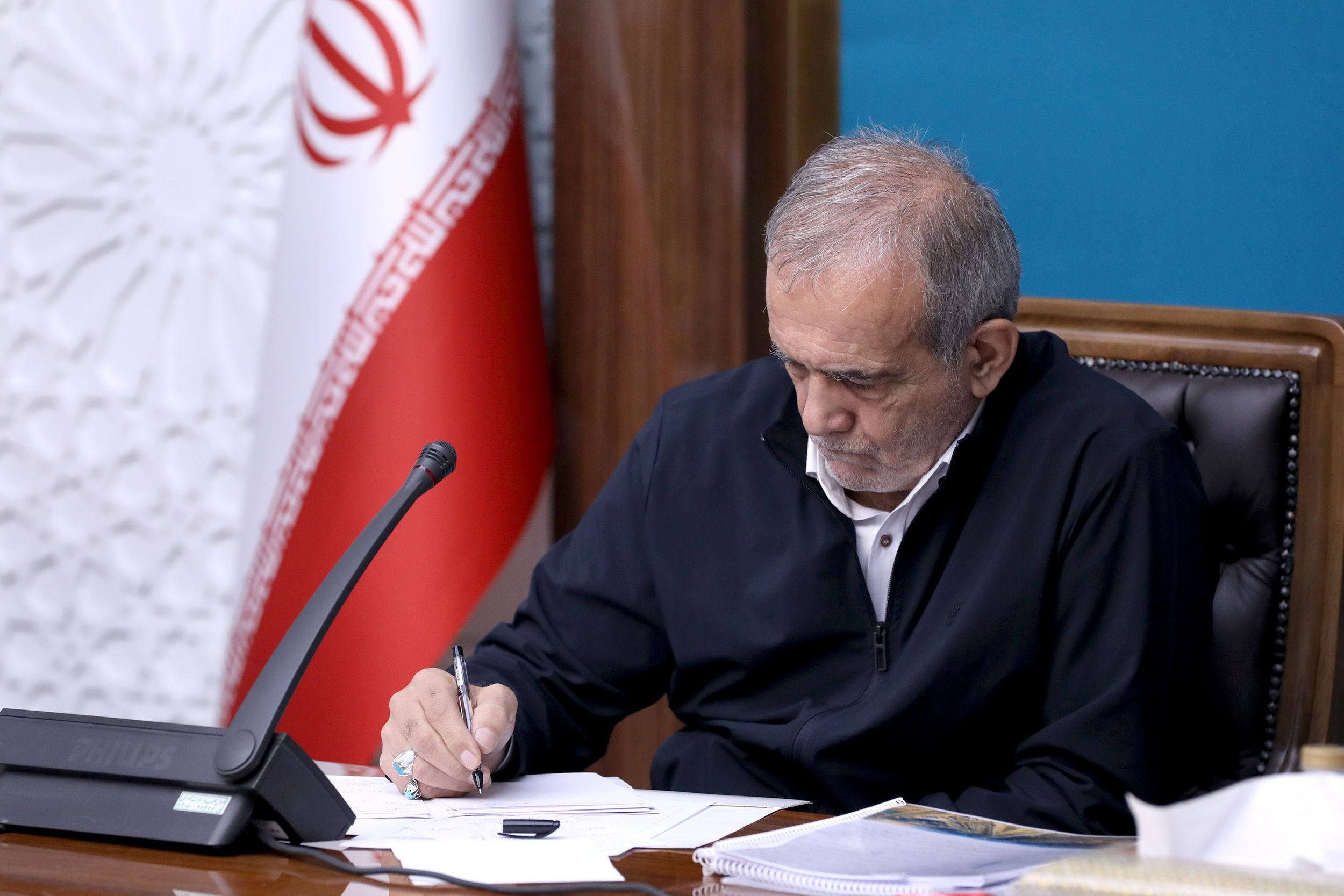 پزشکیان: «محمدعلی بهمنی» غنای فراوانی به ادبیات ملی بخشید
