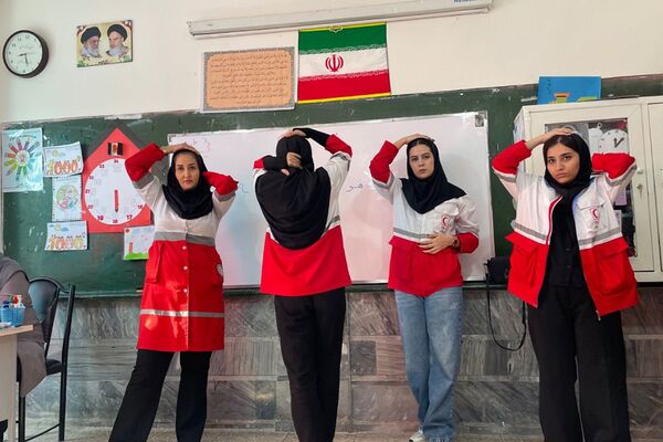 مانور تخلیه اضطراری و آمادگی برای لحظات بحرانی در مدرسه معراج بهارستان‌دو