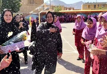 تقدیر از بازنشستگان دبستان دخترانه حکیم نصرالله شهرضا