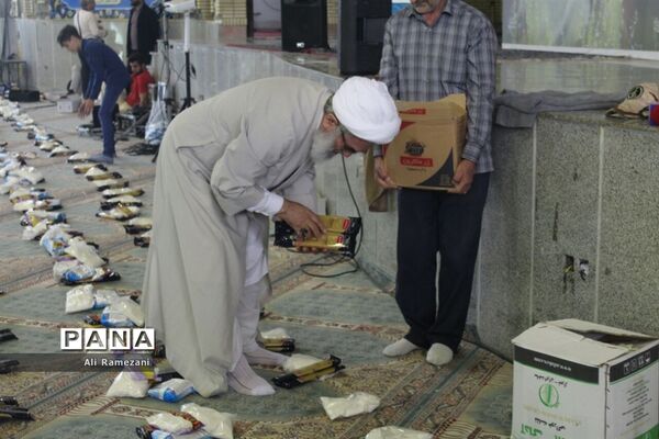 آماده‌سازی بسته‌های معیشتی کمک مومنانه در حسینیه عاشقان ثارالله قائمشهر