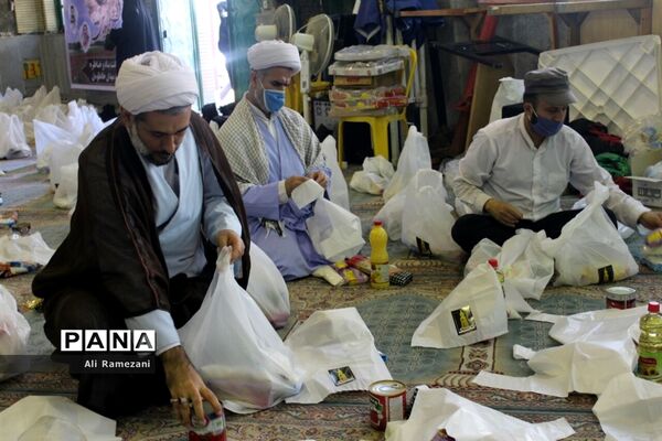 آماده‌سازی بسته‌های معیشتی کمک مومنانه در حسینیه عاشقان ثارالله قائمشهر