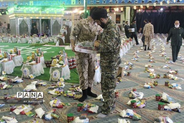 آماده‌سازی بسته‌های معیشتی کمک مومنانه در حسینیه عاشقان ثارالله قائمشهر