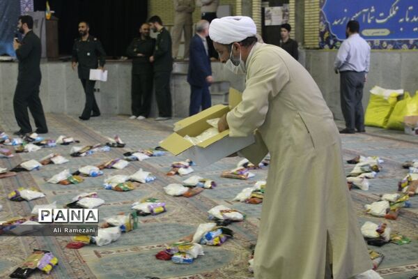 آماده‌سازی بسته‌های معیشتی کمک مومنانه در حسینیه عاشقان ثارالله قائمشهر