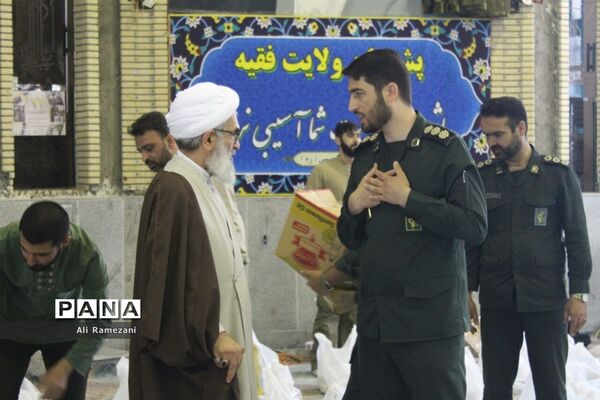 آماده‌سازی بسته‌های معیشتی کمک مومنانه در حسینیه عاشقان ثارالله قائمشهر