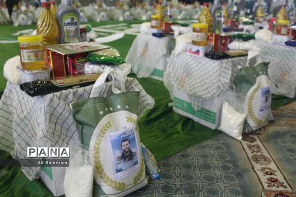 آماده‌سازی بسته‌های معیشتی کمک مومنانه در حسینیه عاشقان ثارالله قائمشهر