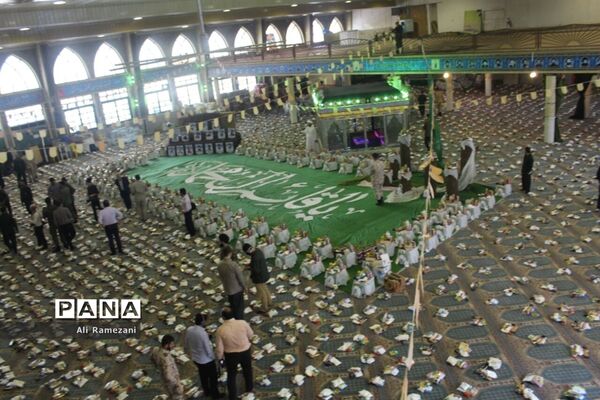 آماده‌سازی بسته‌های معیشتی کمک مومنانه در حسینیه عاشقان ثارالله قائمشهر