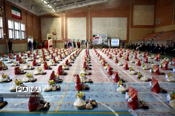 رزمایش همدلى ٣١٣بسته حمایتى به مدیریت آموزش و پروش ناحیه ٥ تبریز