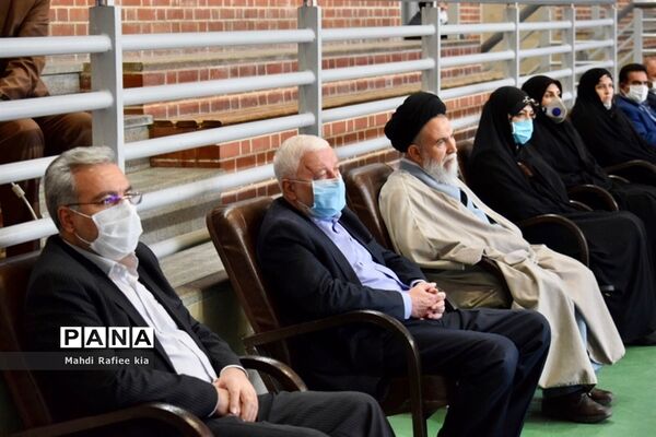 رزمایش همدلى ٣١٣بسته حمایتى به مدیریت آموزش و پروش ناحیه ٥ تبریز