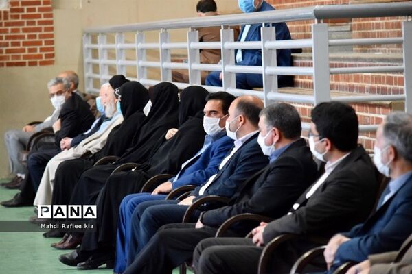 رزمایش همدلى ٣١٣بسته حمایتى به مدیریت آموزش و پروش ناحیه ٥ تبریز