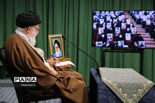 ارتباط تصویری مقام معظم رهبری با نمایندگان تشکل‌های دانشجویی