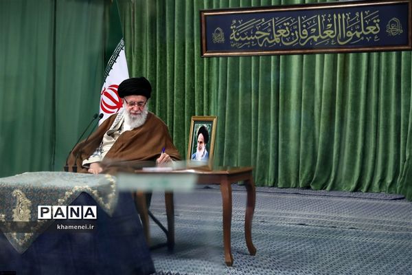 ارتباط تصویری مقام معظم رهبری با نمایندگان تشکل‌های دانشجویی