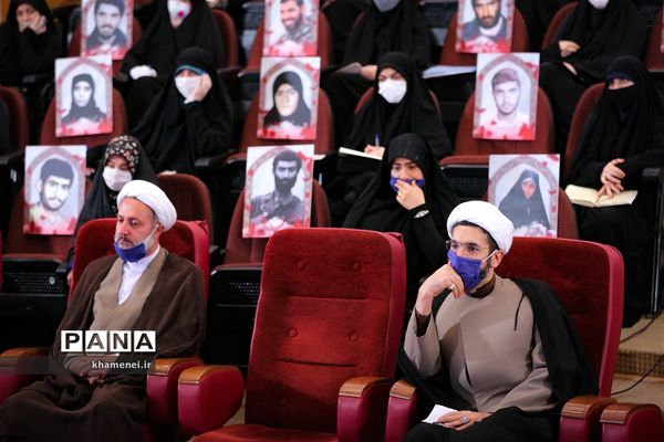 ارتباط تصویری مقام معظم رهبری با نمایندگان تشکل‌های دانشجویی