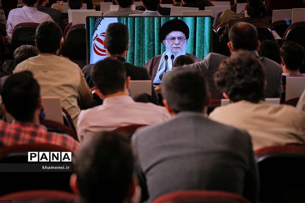ارتباط تصویری مقام معظم رهبری با نمایندگان تشکل‌های دانشجویی