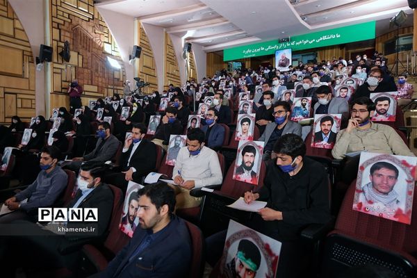 ارتباط تصویری مقام معظم رهبری با نمایندگان تشکل‌های دانشجویی