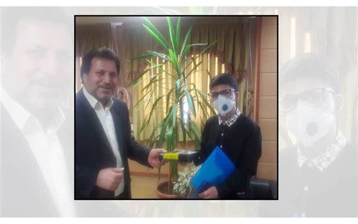 تجلیل معاون آموزش متوسطه وزیر آموزش و پرورش از دانش‌آموز پایه نهم خراسانی