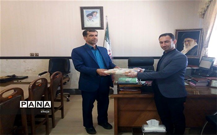 تجلیل مدیرآموزش و پرورش ازمسئول روابط عمومی آموزش و پرورش فلاورجان