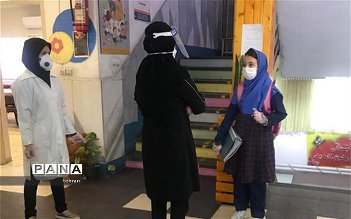 حضور کارشناسان سلامت منطقه 2 در مدارس؛ جهت  تاکید بر فاصله اجتماعی